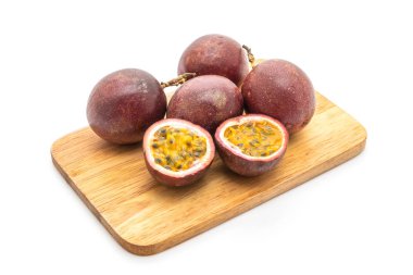 Beyaz arkaplanda taze tutku meyvesi izole