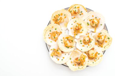 Kızarmış deniz tarağı, tereyağı ve sarımsak.