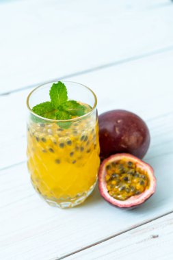 taze ve buzlu tutku meyve suyu