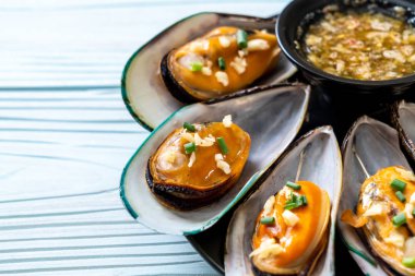 Midye limon ve sarımsak ile