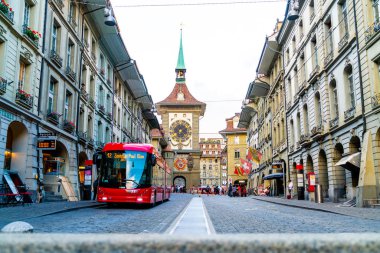 Bern, İsviçre - 23 Ağustos 2018: insanlar alışveriş sokak wi