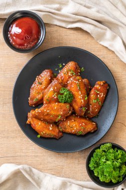 Barbekü tavuk kanatları beyaz susam ile