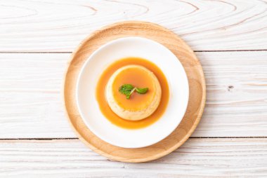 Ev yapımı karamel kremalı puding