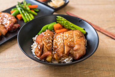 Teriyaki tavuk pilav kasesi