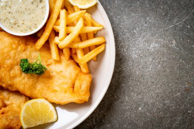 Kızartmalı balık ve patates kızartması.