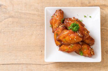 Barbekü tavuk kanatları beyaz susam ile