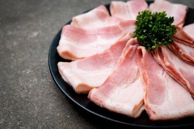 Çiğ domuz pastırma dilimlenmiş