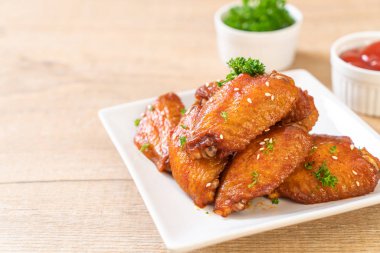 Barbekü tavuk kanatları beyaz susam ile