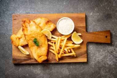 Kızartmalı balık ve patates kızartması.