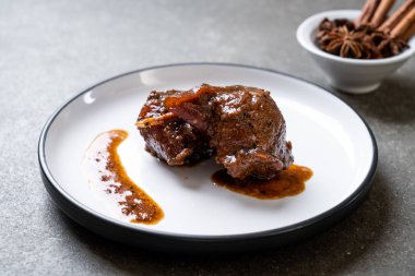 herb ile domuz eti güveç