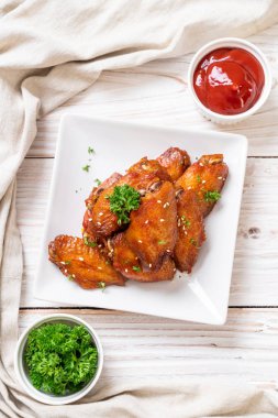 Barbekü tavuk kanatları beyaz susam ile