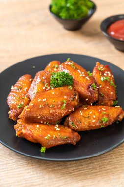 Barbekü tavuk kanatları beyaz susam ile