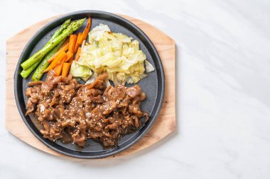 sıcak plaka - Asya tarzı domuz biftek dilimlenmiş