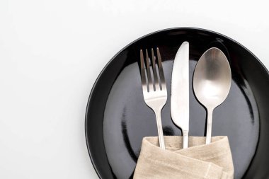 boş tabak kaşık çatal ve bıçak beyaz arka plan üzerinde izole