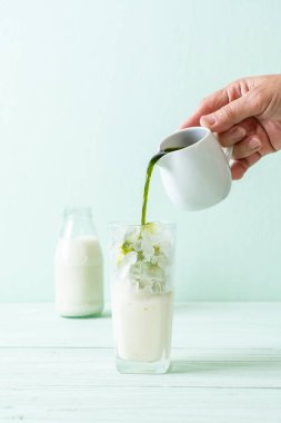 Buzlu kibrit yeşil sütlü latte.