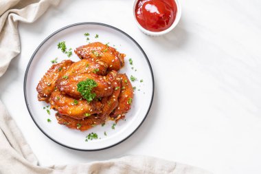 Barbekü tavuk kanatları beyaz susam ile