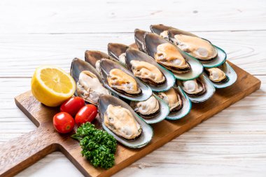 Ahşap tahta üzerinde taze midye