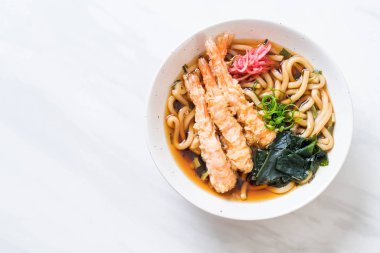 Udon ramen noodle ile karides tempura 