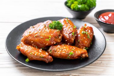 Barbekü tavuk kanatları beyaz susam ile