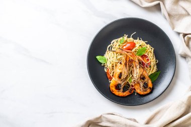 ızgara karides ve domates ile tavada kızartılmış spagetti