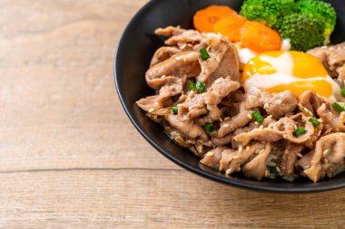 Donburi, domuz eti Pilav kasesi onsen yumurta ve sebze ile