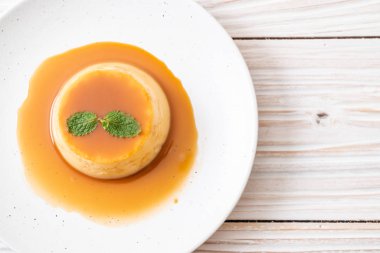 Ev yapımı karamel kremalı puding