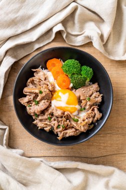 Donburi, domuz eti Pilav kasesi onsen yumurta ve sebze ile