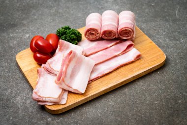 Çiğ domuz pastırma dilimlenmiş