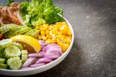 Tavuk göğsü ile sağlıklı salata kasesi 