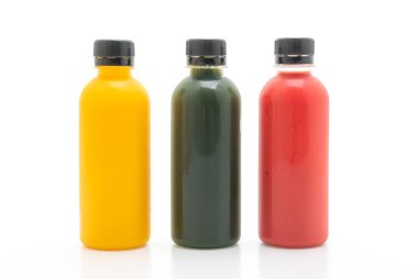 Beyaz arka plan üzerinde izole meyve ve sebze suyu şişe (sağlıklı içecek)