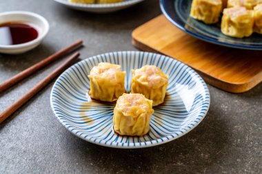 Karides Çince buğulanmış Dumpling sos ile