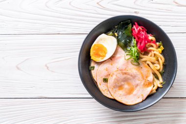 Baharatlı miso udon ramen noodle domuz eti ile