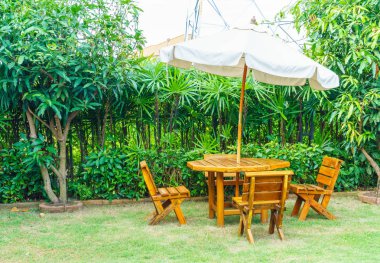 boş ahşap açık veranda tablo ve ev bahçe sandalye 