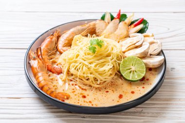 Baharatlı karides spagetti makarna (Tom Yum Goong)