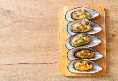 Midye limon ve sarımsak ile