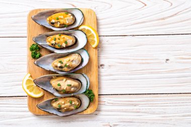 Midye limon ve sarımsak ile