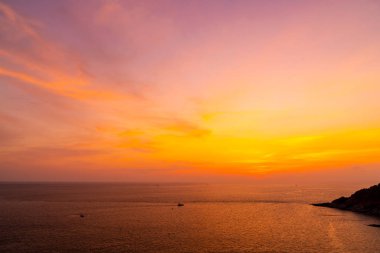 günbatımı güzel alacakaranlık gökyüzü ile deniz ve okyanus
