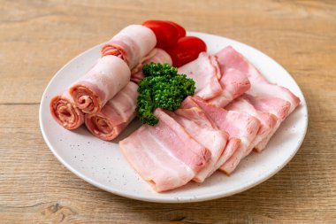 Çiğ domuz pastırma dilimlenmiş