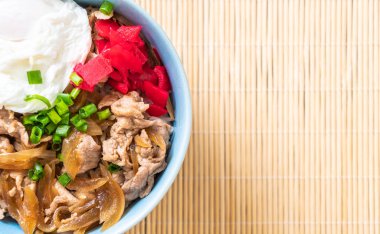 domuz eti pilav kasesi ile yumurta (Donburi) - Japon yemekleri 