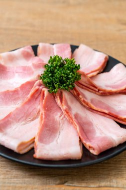 Çiğ domuz pastırma dilimlenmiş