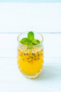 taze ve buzlu tutku meyve suyu