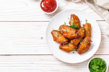 Barbekü tavuk kanatları beyaz susam ile