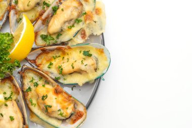 Peynirli taze midye. 