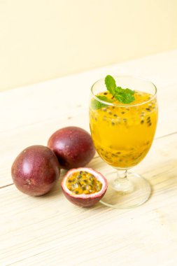 taze ve buzlu tutku meyve suyu