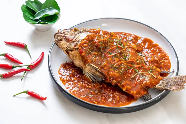 Pescado frito con salsa de chile —  Fotos de Stock