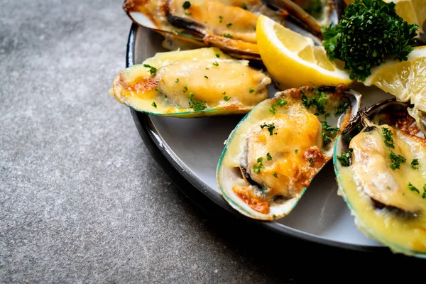 Mejillón al horno con queso — Foto de Stock