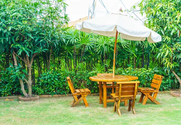 Mesa de madera vacía patio al aire libre y silla en el jardín del hogar — Foto de Stock