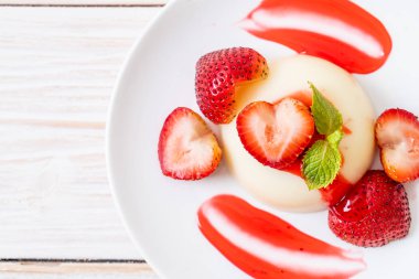 taze çilek - sağlıklı yemek ve tatlı ile yoğurt puding