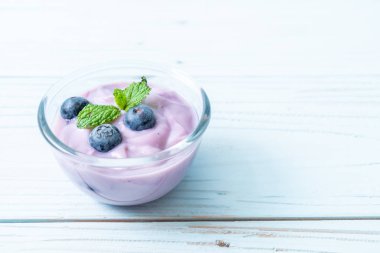 Taze yaban mersinli ev yapımı yoğurt