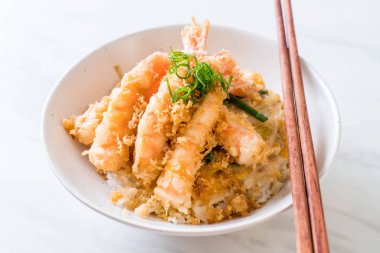 kızarmış karides tempura üzerinde beyaz surat - Japon yemekleri stil tepesinde